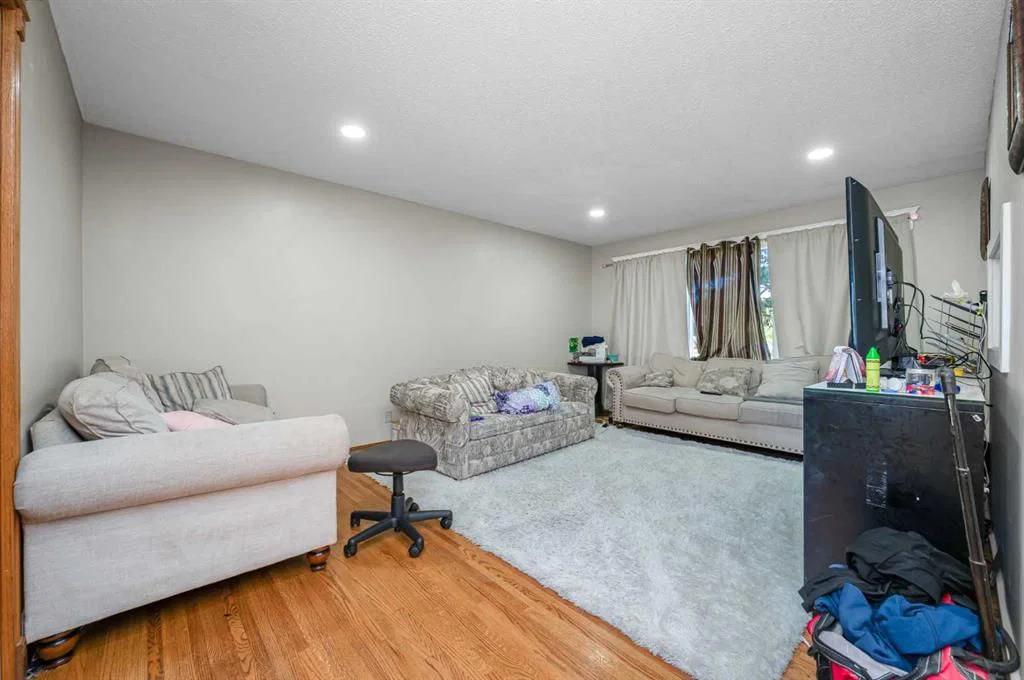 823 Sabrina Road SW, Calgary — photo 3 of 38
