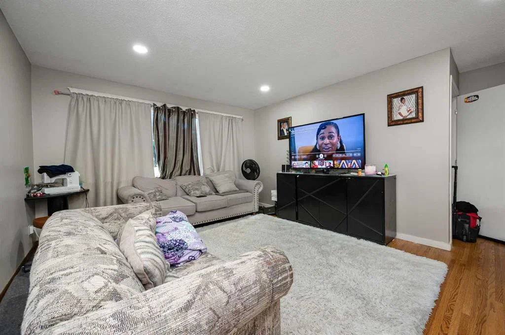 823 Sabrina Road SW, Calgary — photo 4 of 38