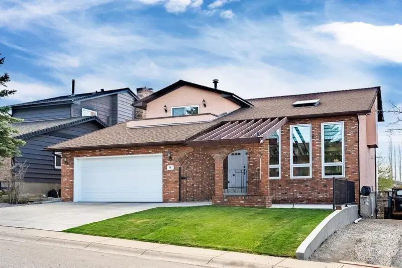 76 Beaconsfield Way NW, Calgary — photo 2 of 48