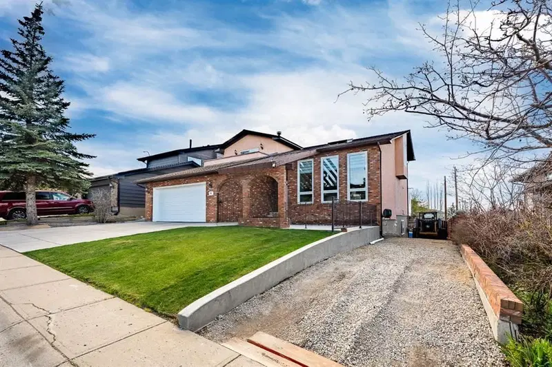 76 Beaconsfield Way NW, Calgary — photo 3 of 48
