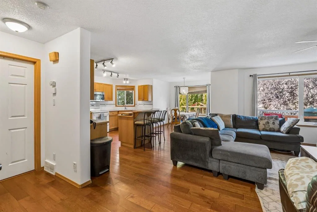 8 Fairways Place NW, Airdrie — photo 3 of 31