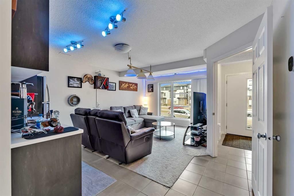 569 savanna Boulevard NE, Calgary — photo 4 of 39