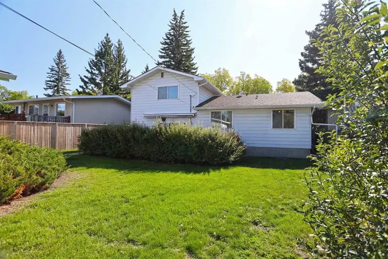 4116 40 Avenue NW, Calgary — photo 4 of 34