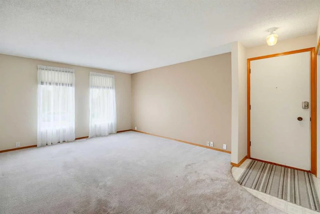 8007 Huntington Street NE, Calgary — photo 3 of 31