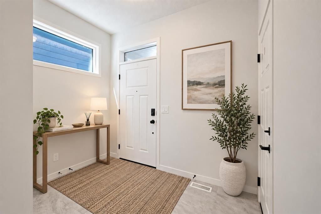 37 Rowmont Common NW, Calgary — photo 2 of 22