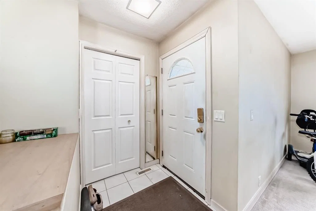 247 Bracewood Road SW, Calgary — photo 3 of 20