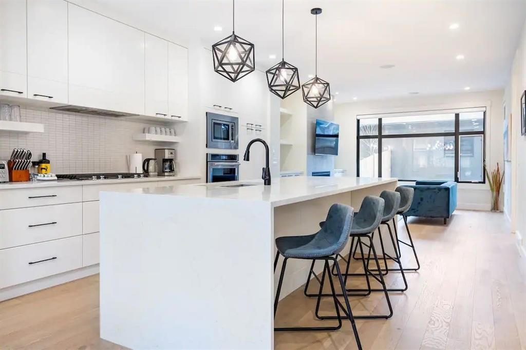 2433 30 Street SW, Calgary — photo 4 of 32