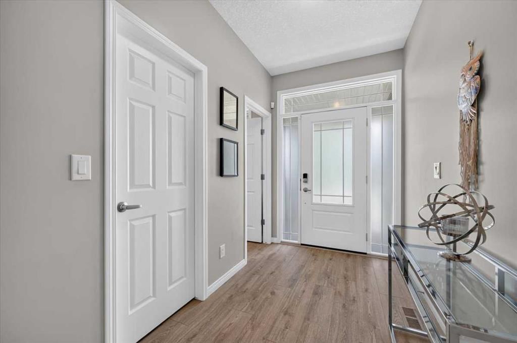 33 Yorkville Green SW, Calgary — photo 2 of 47