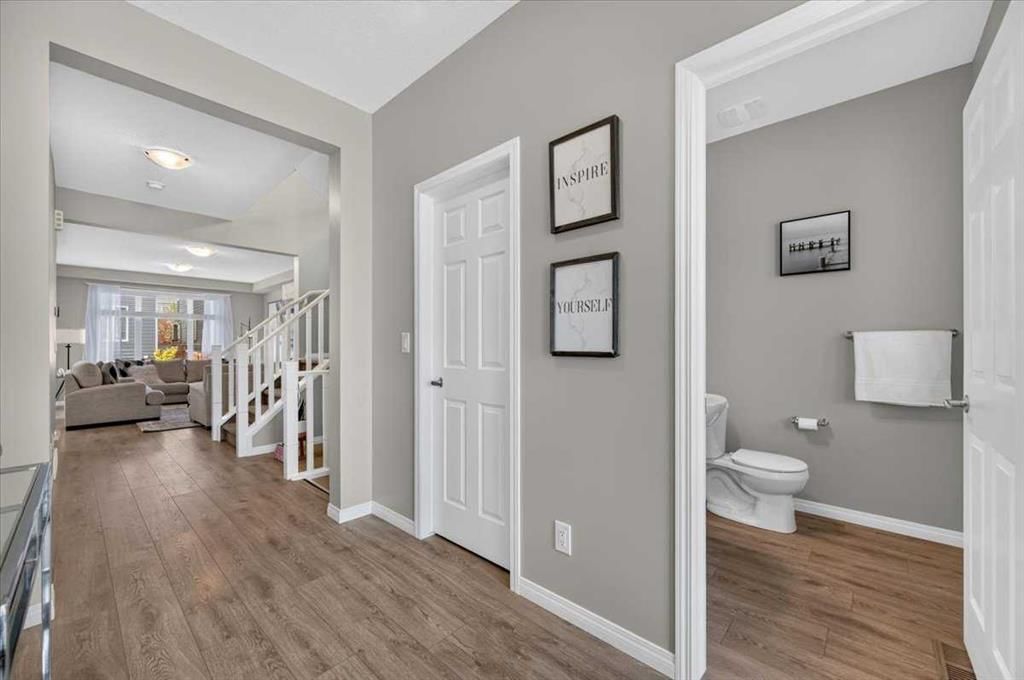 33 Yorkville Green SW, Calgary — photo 4 of 47