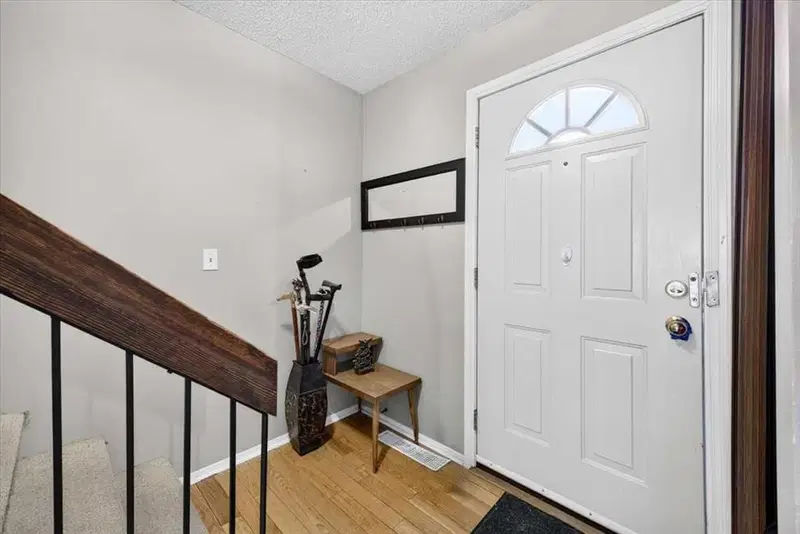 61, 4940 39 Avenue SW, Calgary — photo 2 of 43