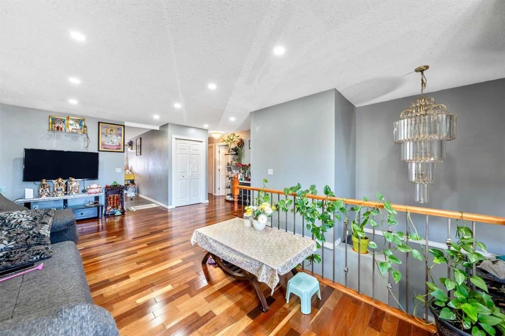 318 Applewood Drive SE, Calgary — photo 3 of 21
