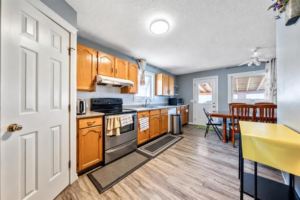 318 Applewood Drive SE, Calgary — photo 4 of 21
