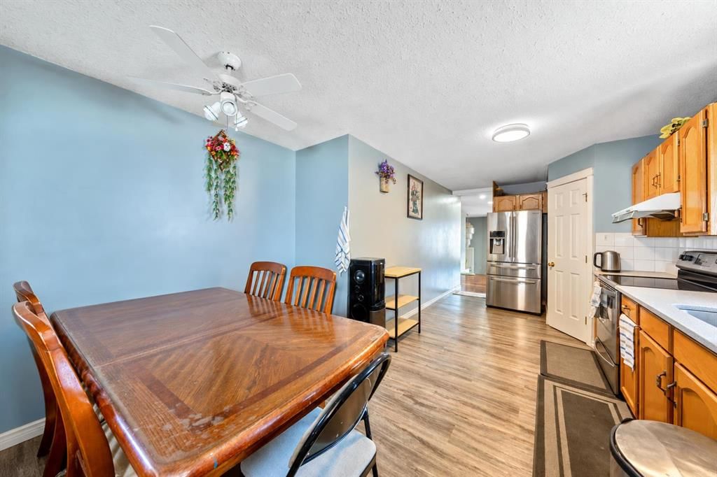 318 Applewood Drive SE, Calgary — photo 5 of 21
