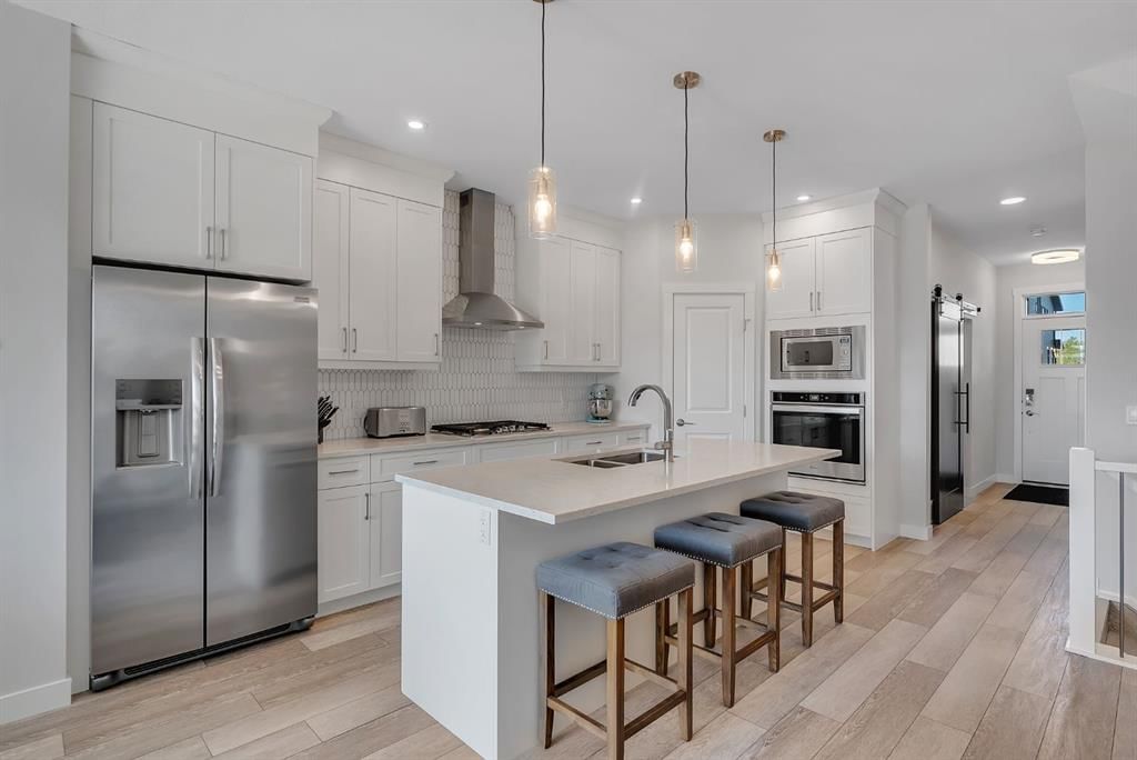 133 Rochester Way NW, Calgary — photo 5 of 45