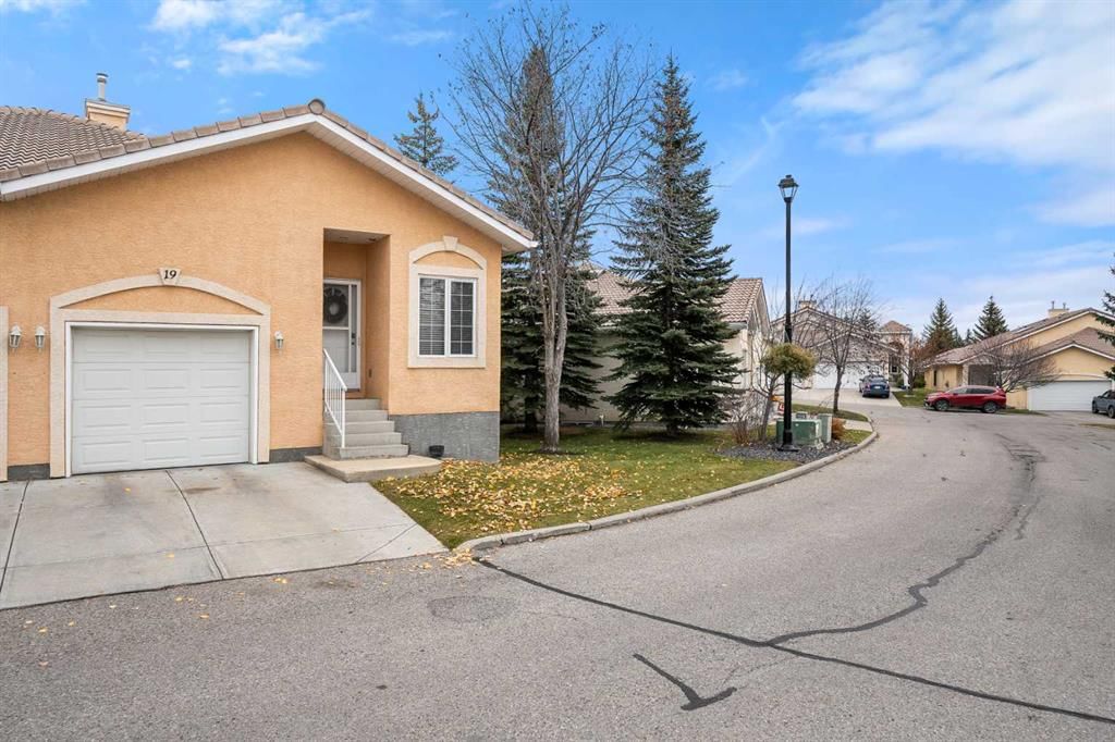 19 Scimitar Heath NW, Calgary — photo 2 of 27