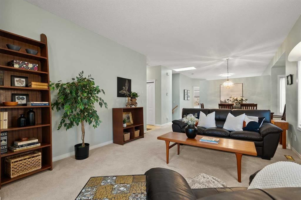 19 Scimitar Heath NW, Calgary — photo 5 of 27