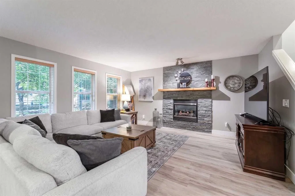 43 Elgin Drive SE, Calgary — photo 3 of 48