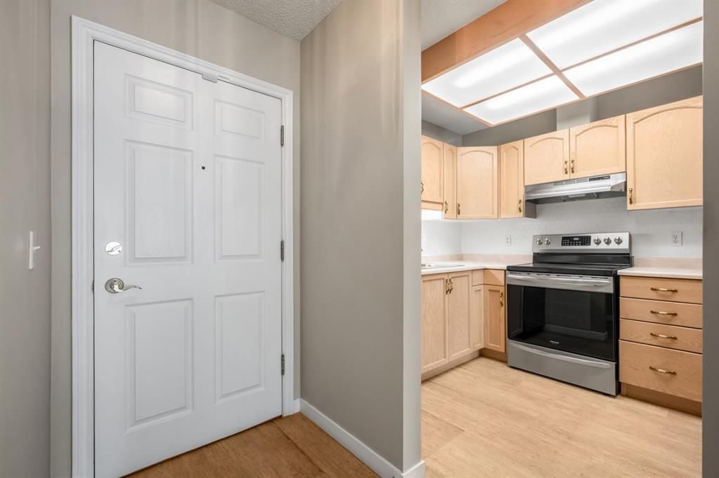 1108, Hawksbrow Point NW, Calgary — photo 3 of 40