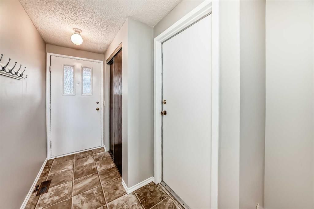 6909 Ranchero Road NW, Calgary — photo 4 of 45