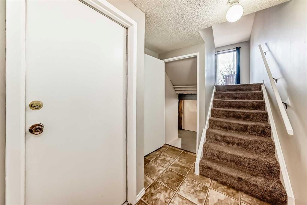 6909 Ranchero Road NW, Calgary — photo 5 of 45