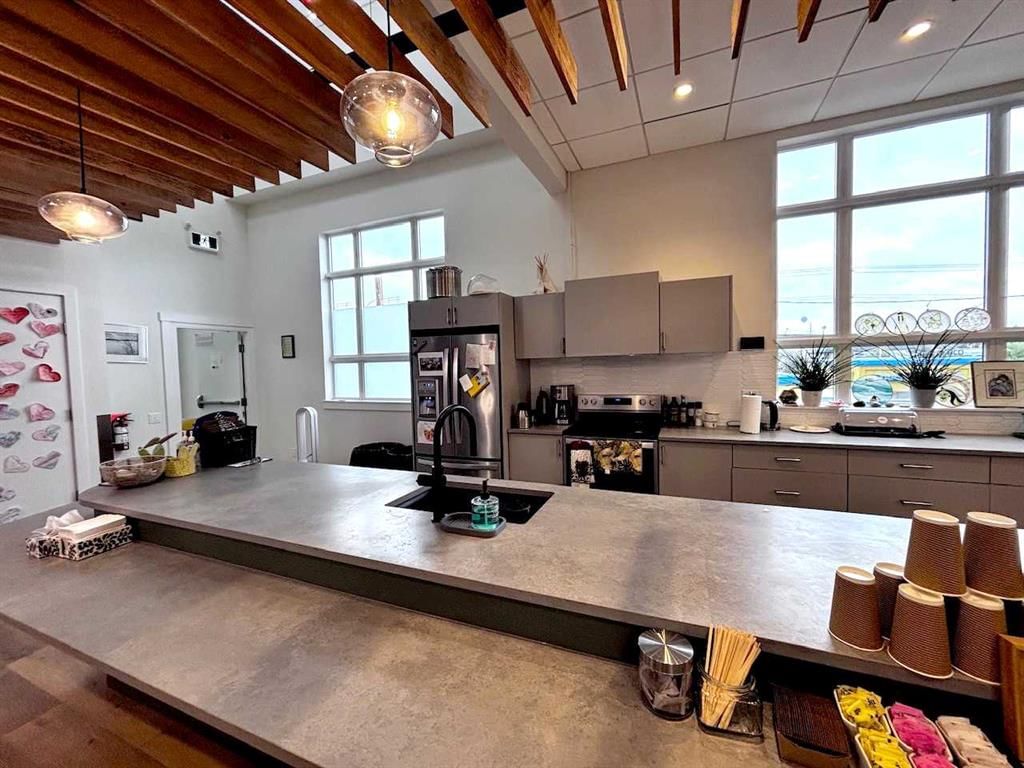 200, 4630 16 Avenue NW, Calgary — photo 4 of 6