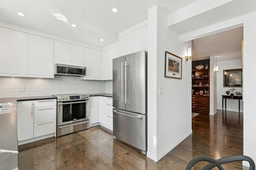 39 Shannon Hill SW, Calgary — photo 3 of 42