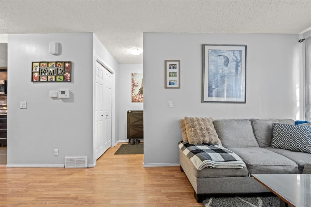 27 Templemont Drive NE, Calgary — photo 5 of 40