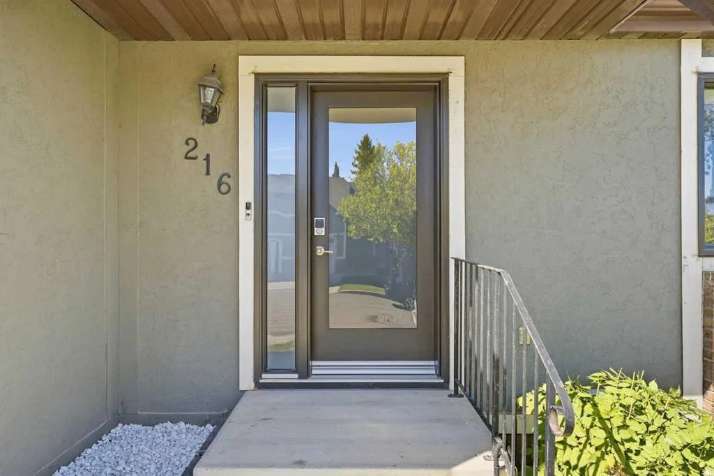 216 Coach Side Road SW, Calgary — photo 3 of 27