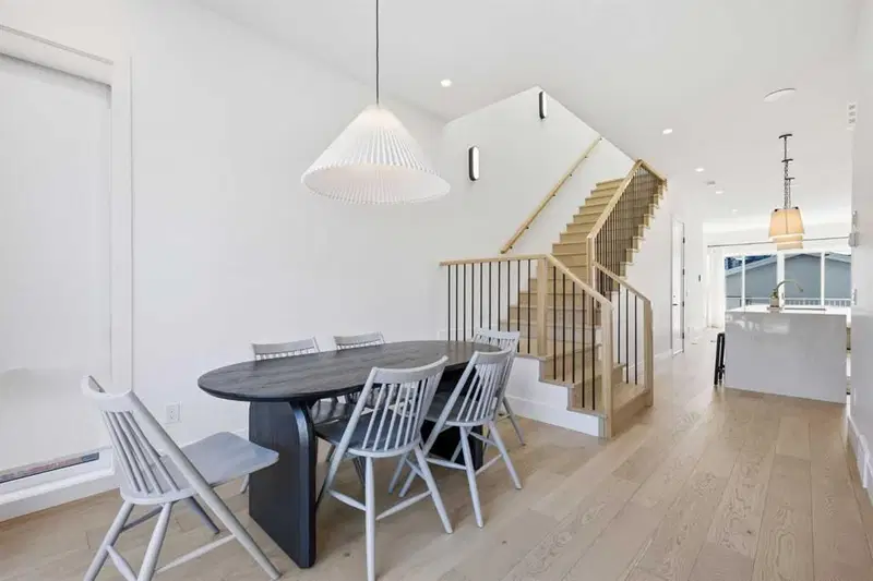 2417 31 Avenue SW, Calgary — photo 4 of 50
