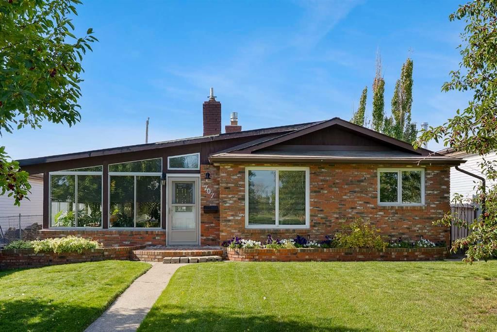 707 Fortalice Crescent SE, Calgary — photo 2 of 43