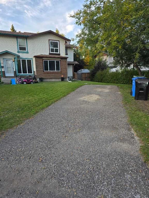 215 Pineset Place NE, Calgary — photo 2 of 15