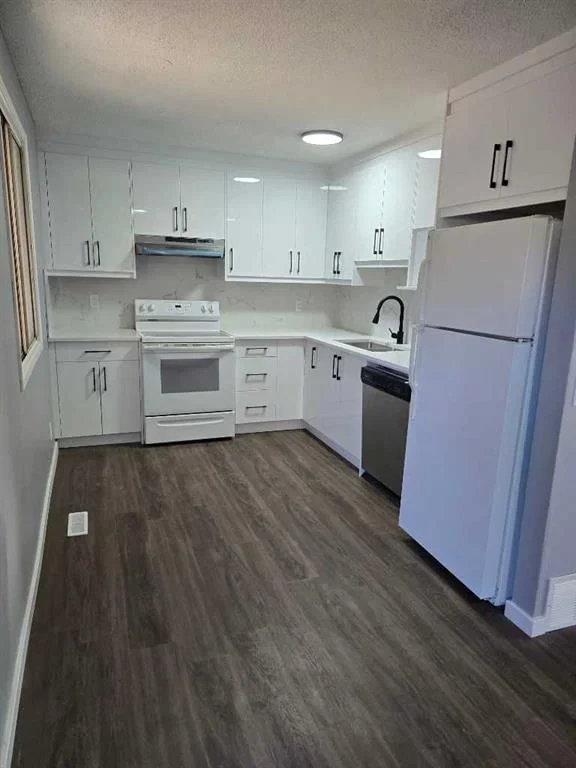 215 Pineset Place NE, Calgary — photo 3 of 15