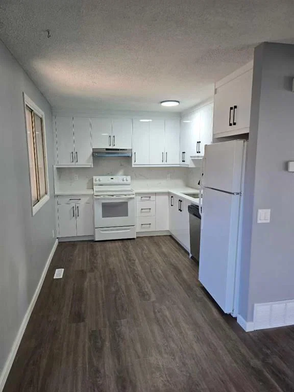 215 Pineset Place NE, Calgary — photo 4 of 15