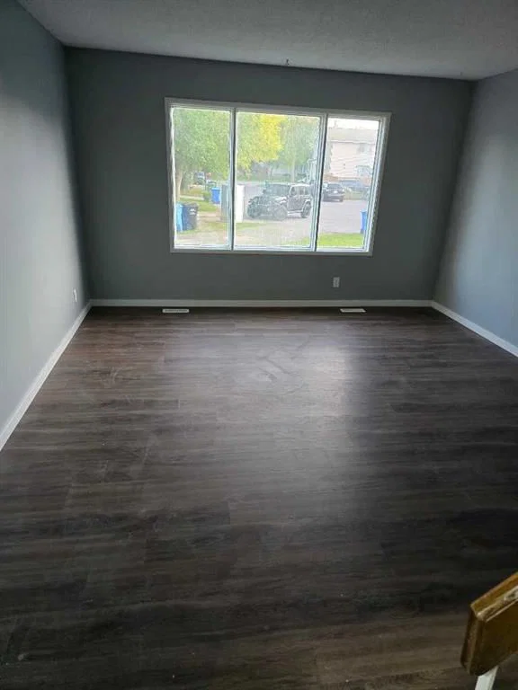 215 Pineset Place NE, Calgary — photo 5 of 15