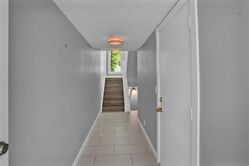 118 Candle Terrace SW, Calgary — photo 2 of 43