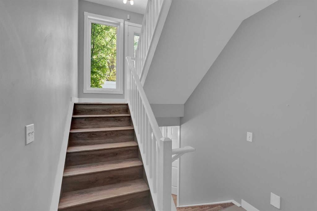 118 Candle Terrace SW, Calgary — photo 3 of 43