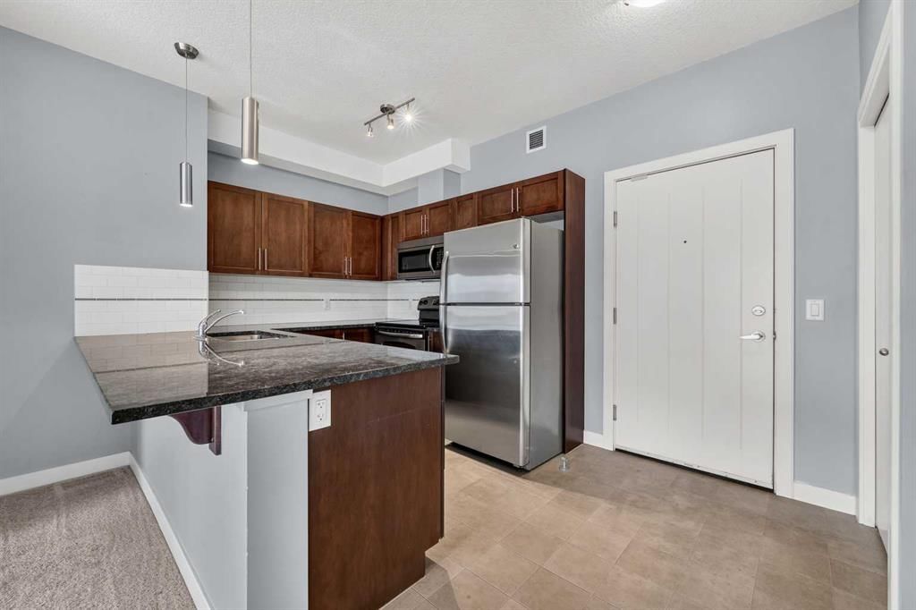 2405, 604 East Lake Boulevard NE, Airdrie — photo 3 of 31