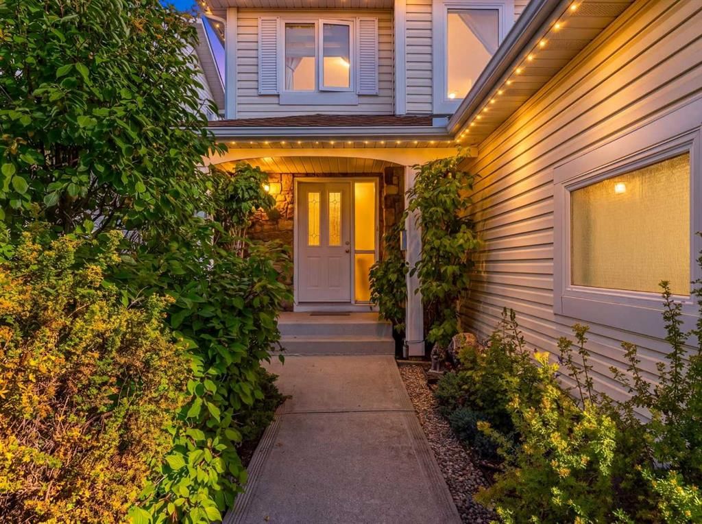 8 Hawkdale Close NW, Calgary — photo 2 of 45