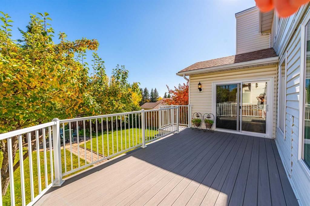 8 Hawkdale Close NW, Calgary — photo 3 of 45