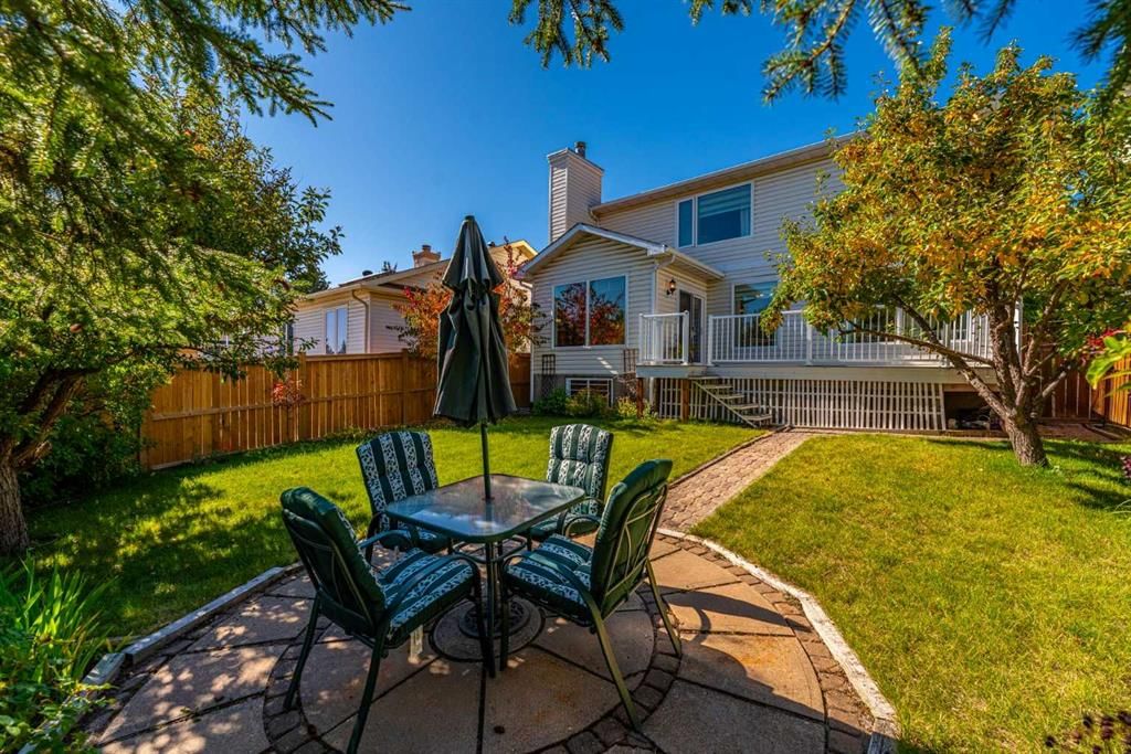 8 Hawkdale Close NW, Calgary — photo 4 of 45