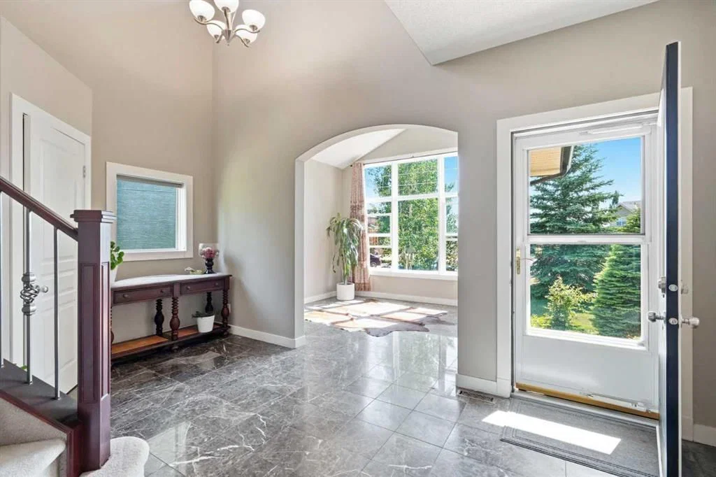 242 Tusslewood Grove NW, Calgary — photo 4 of 41
