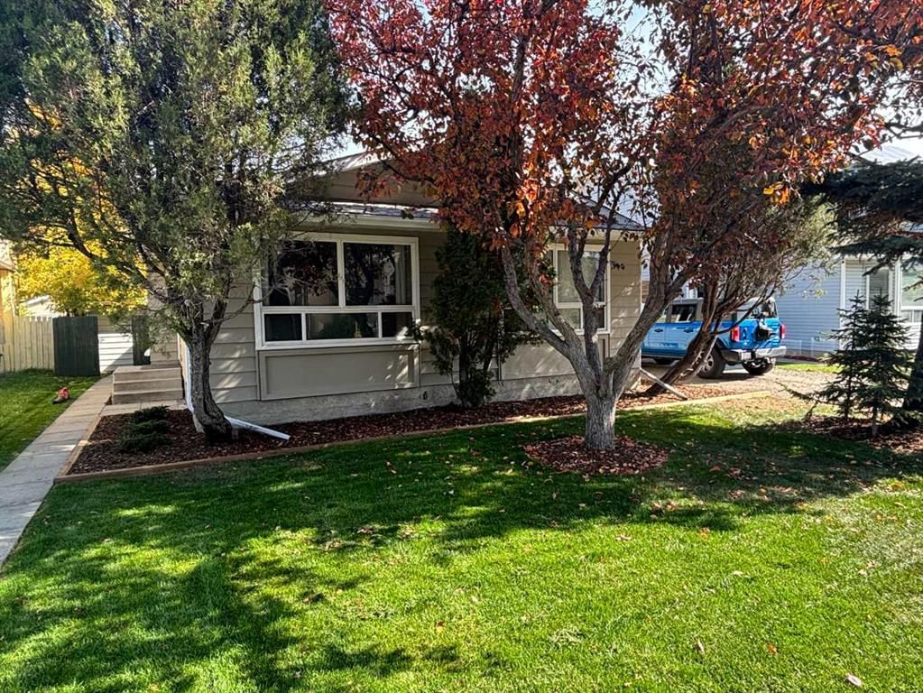 235 Shawcliffe Circle SW, Calgary — main listing photo
