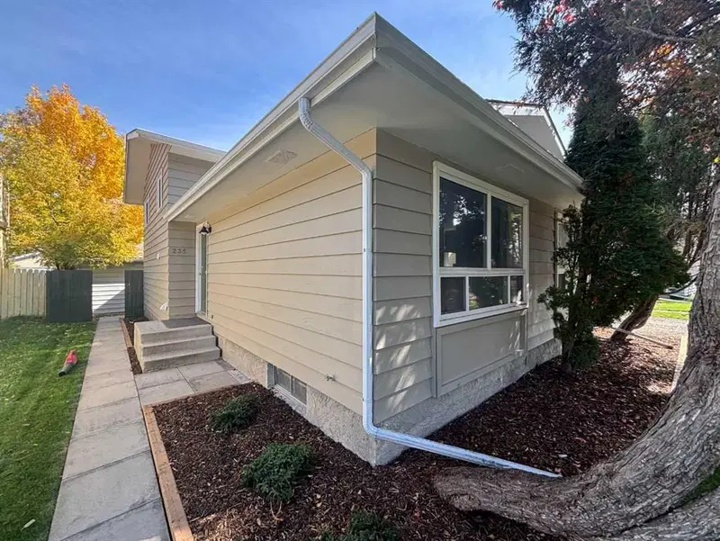 235 Shawcliffe Circle SW, Calgary — photo 3 of 28