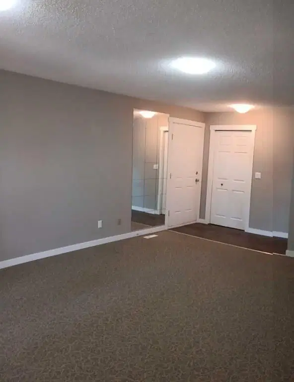 235 Shawcliffe Circle SW, Calgary — photo 5 of 28