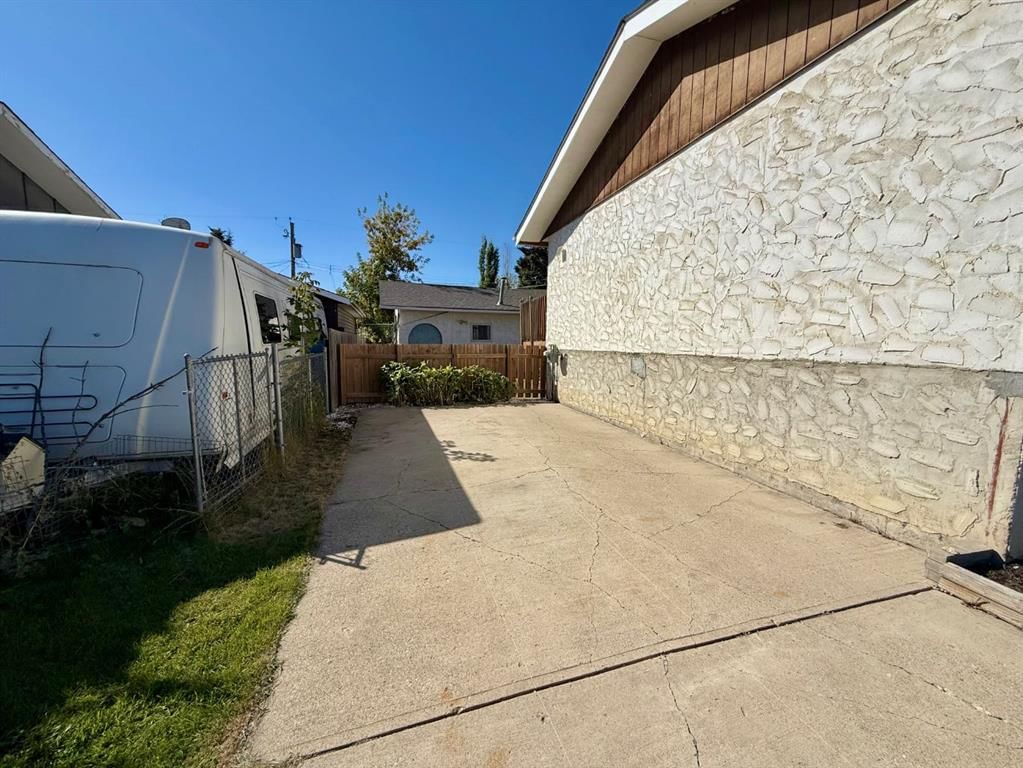921 Ellis Crescent SE, High River — photo 3 of 38