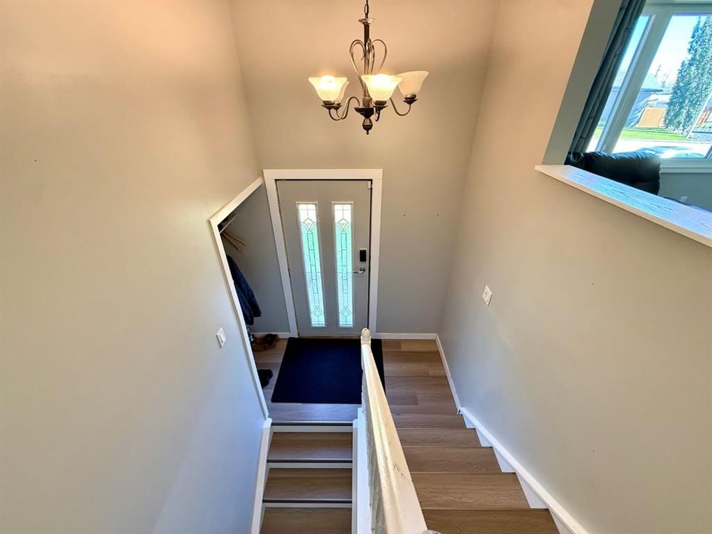 921 Ellis Crescent SE, High River — photo 4 of 38