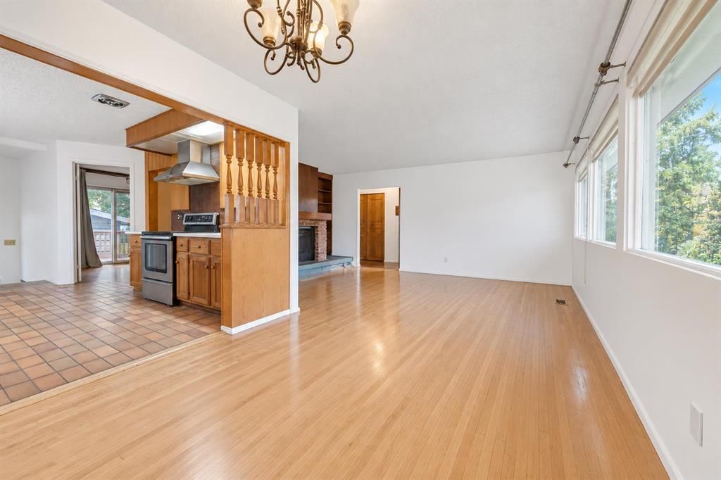 3912 Vancouver Crescent NW, Calgary — photo 4 of 16
