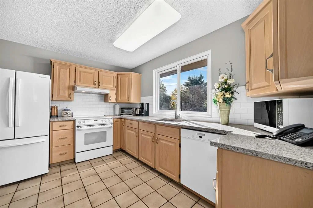 12208 Canfield Road SW, Calgary — photo 5 of 43