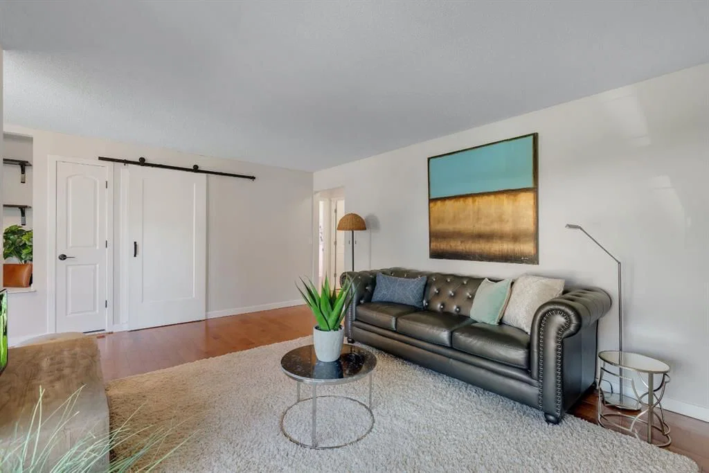 24 Shawcliffe Road SW, Calgary — photo 5 of 40