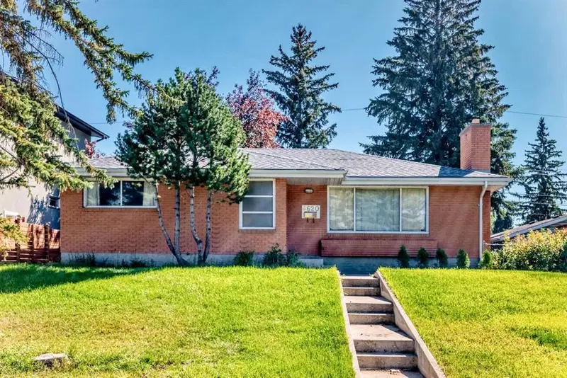 4620 Voyageur Drive NW, Calgary — main listing photo